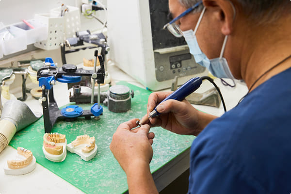 歯科技工士を院内に配備し正確・迅速に対応